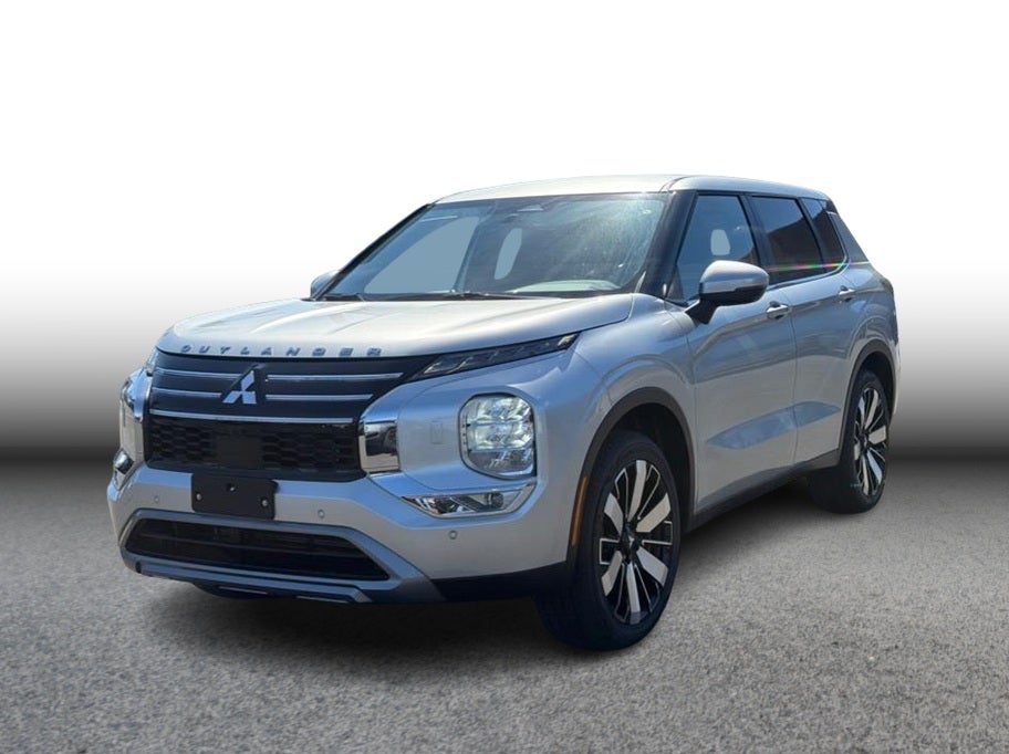 2025 Mitsubishi Outlander SE Sport Utility 4D in Silver — front three-quarter view