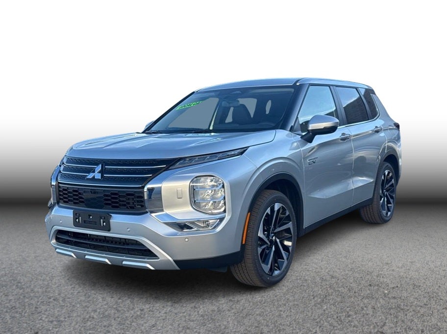 2025 Mitsubishi Outlander PHEV SE in Silver — front three-quarter view