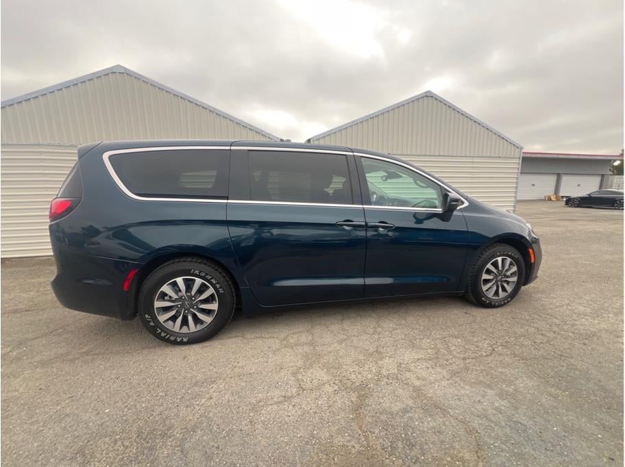2023 Chrysler Pacifica Hybrid — interior view