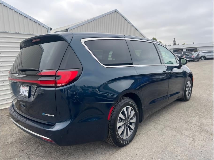 2023 Chrysler Pacifica Hybrid — detail view