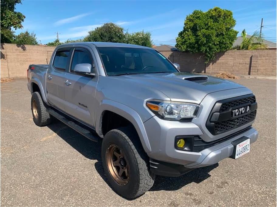 2016 Toyota Tacoma Double Cab — rear three-quarter view