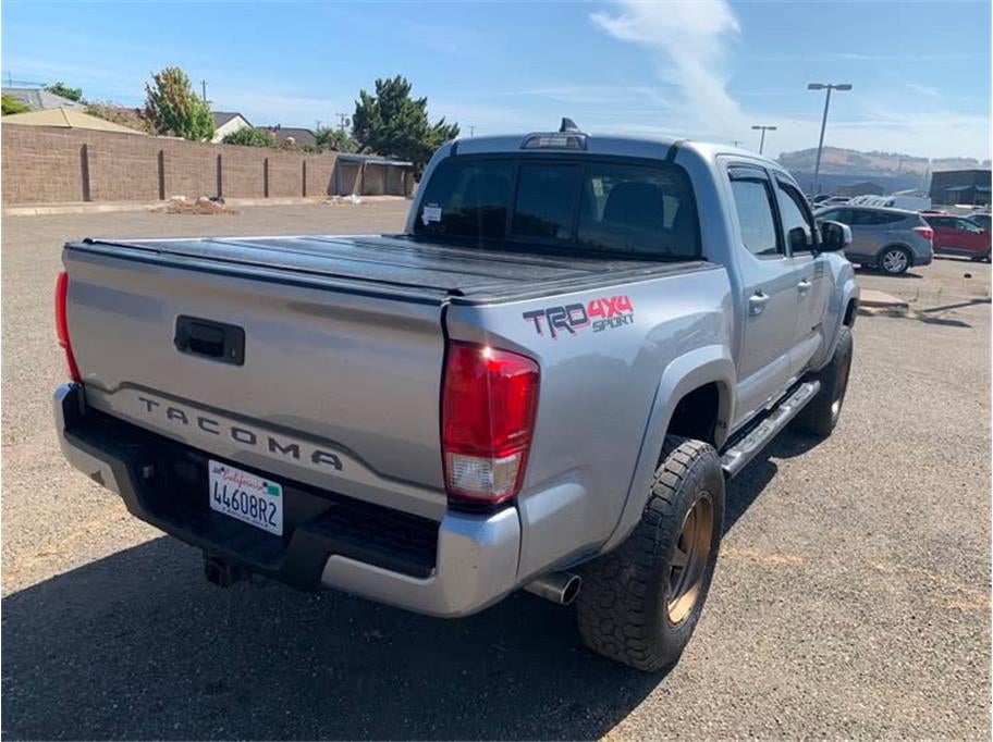 2016 Toyota Tacoma Double Cab — detail view