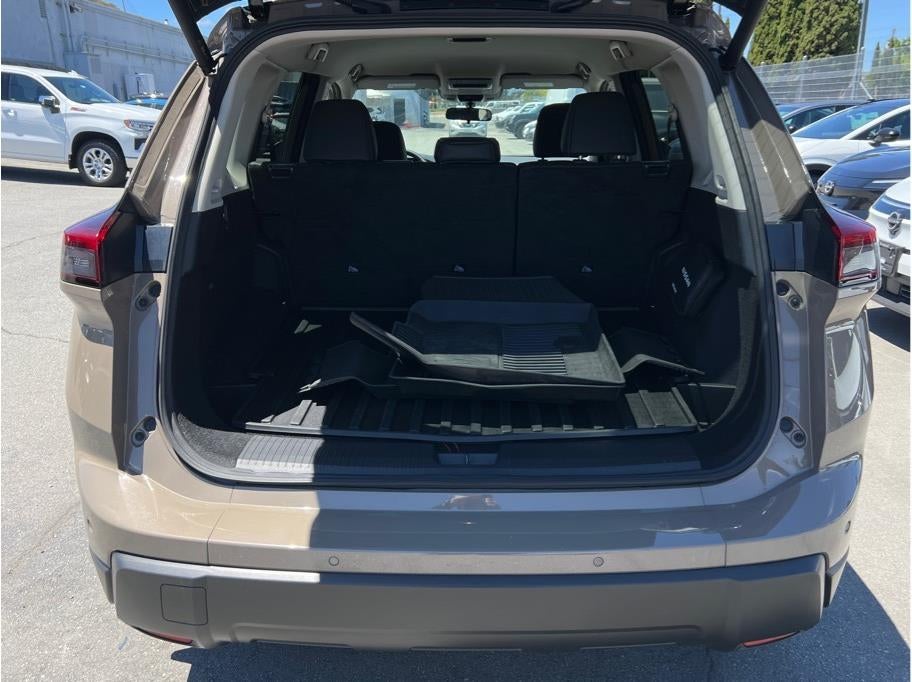 2025 Nissan Rogue — detail view